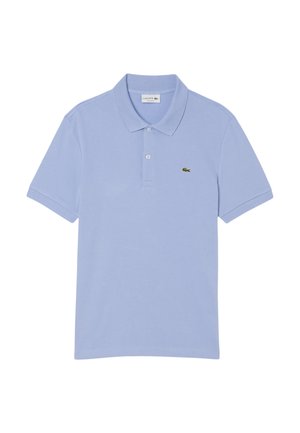 Lichtblauwe poloshirt van katoen, met een drieknoopsluiting, korte mouwen en een klein groen Lacoste-logo op de borst.