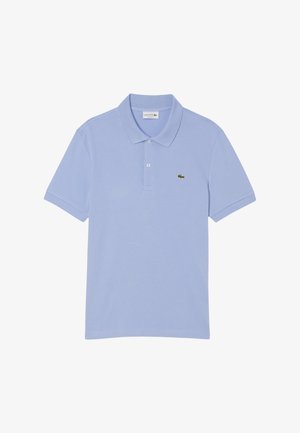 Chemise polo bleu clair en coton, dotée d'une patte de boutonnage à trois boutons, de manches courtes, et d'un petit logo Lacoste vert sur la poitrine.