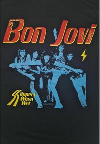 Černé tričko s modrou grafikou pěti postav a textem "Bon Jovi" v červené a "Slippery When Wet" v žluté.
