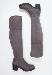 Graue Overknee-Stiefel aus Synthetik mit seitlichem Reißverschluss und einem stabilen, klobigen schwarzen Gummihighheel.