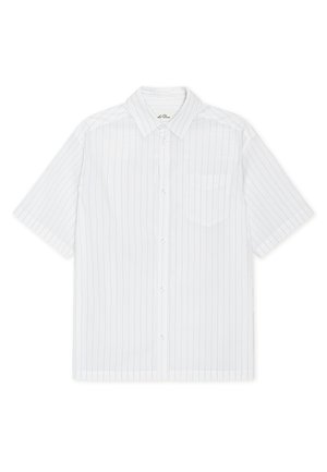 Λευκό πουκάμισο με κοντό μανίκι, με λεπτές μπλε κάθετες ρίγες και μία τσέπη στο στήθος στην αριστερή πλευρά.