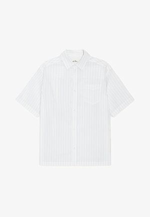 Λευκό πουκάμισο με κοντό μανίκι, με λεπτές μπλε κάθετες ρίγες και μία τσέπη στο στήθος στην αριστερή πλευρά.