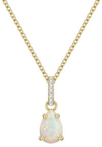 Zelta ķēdes kaklarota ar bumbierveida opālu piekariņu ar kairinošiem toņiem, ko akcentē rinda ar mazām caurspīdīgām akmeņu.