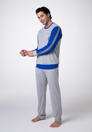 Set di abbigliamento loungewear grigio in cotone, composto da un top a maniche lunghe con maniche blu e strisce bianche, abbinato a pantaloni grigi coordinati.