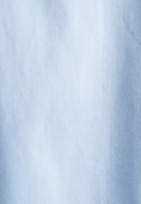 Tessuto blu chiaro con una trama liscia, che presenta un sottile motivo a tessitura diagonale. Nessuna hardware visibile o dettagli aggiuntivi.