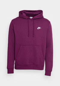 Sudadera con capucha morada hecha de una mezcla de algodón, que cuenta con un bolsillo tipo canguro en la parte delantera y un logo blanco en la parte superior izquierda del pecho.