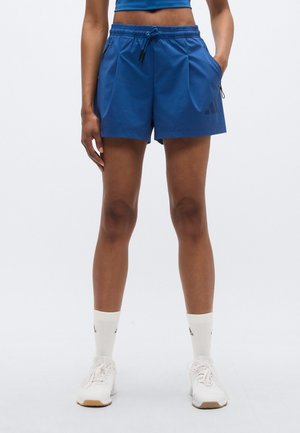 Shorts de sport bleus avec une taille à cordon, des poches latérales et le logo Adidas imprimé en noir. Tissu lisse et léger.
