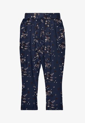 Morskie granatowe spodnie w kwiatowy wzór o luźnym kroju, z paskiem w talii i delikatnymi kwiatami w jasnoróżowym i kremowym kolorze na gładkiej tkaninie.