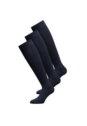 Tre paia di calzini neri al ginocchio con piccoli pois blu disposti in una linea diagonale su uno sfondo bianco.