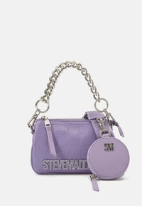 Sac Steve Madden violet avec logo embossé, poignée en chaîne argentée et pochette à pièces ronde attachée avec fermeture éclair et initiales SM.