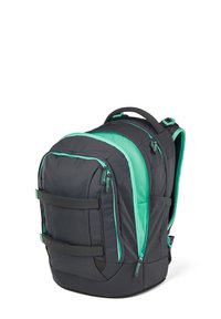 Rucksack mit schwarzem Äußeren und türkisfarbenen Akzenten, ausgestattet mit gepolsterten Schultergurten, zwei Frontgurten und mehreren Fächern zur Aufbewahrung.