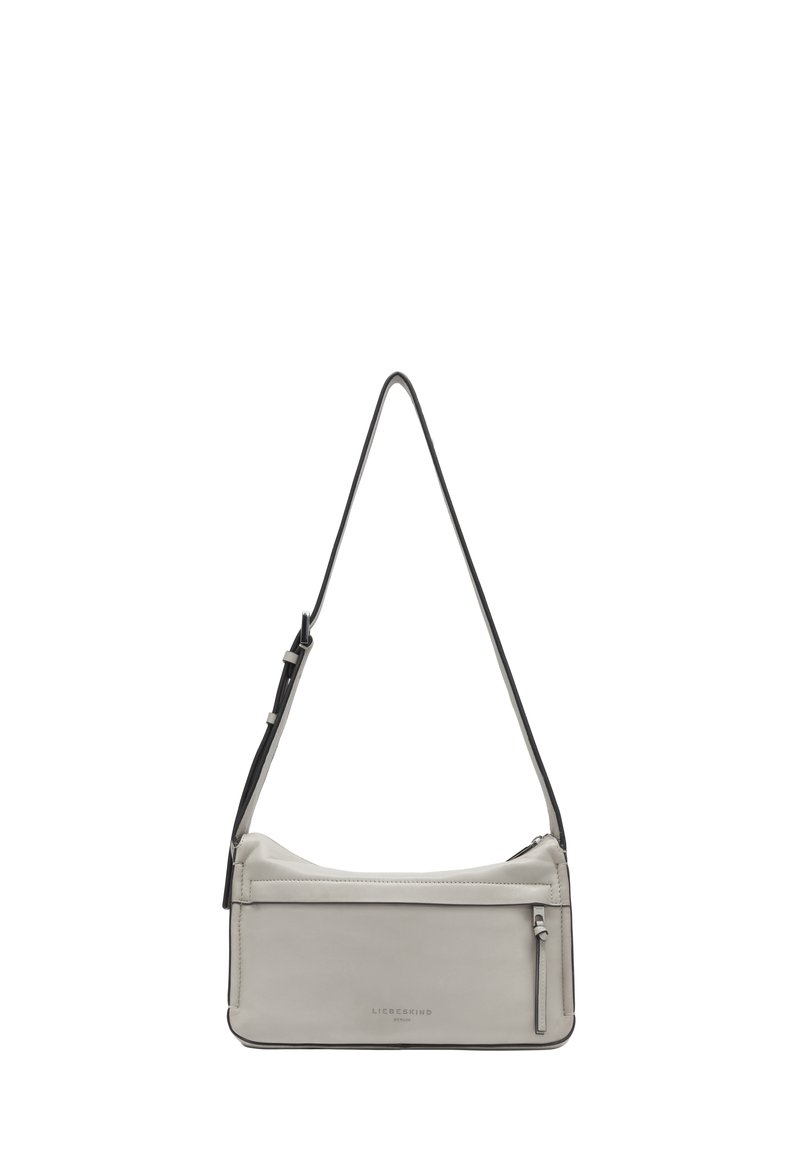 Jasnoszara, skórzana torba na ramię z pojedynczym czarnym paskiem; posiada zamykaną na zamek przednią kieszeń oraz gładką fakturę z subtelnym logo.