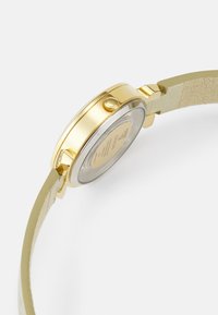 Goldfarbene Uhr mit rundem Gehäuse, klarem Glas und einem hellgrünen Lederarmband. Verfügt über eine Krone und ein metallisches Finish auf dem Gehäuse.