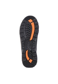 Schwarze, robuste Schuhsohle mit tiefen Profilen und zwei auffälligen orangenen Gummigripsektionen nahe der Ferse und des Vorderfußes.