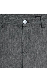 Pantalon gris à motif chevron, avec une fermeture à bouton argenté et des passants de ceinture à la taille.