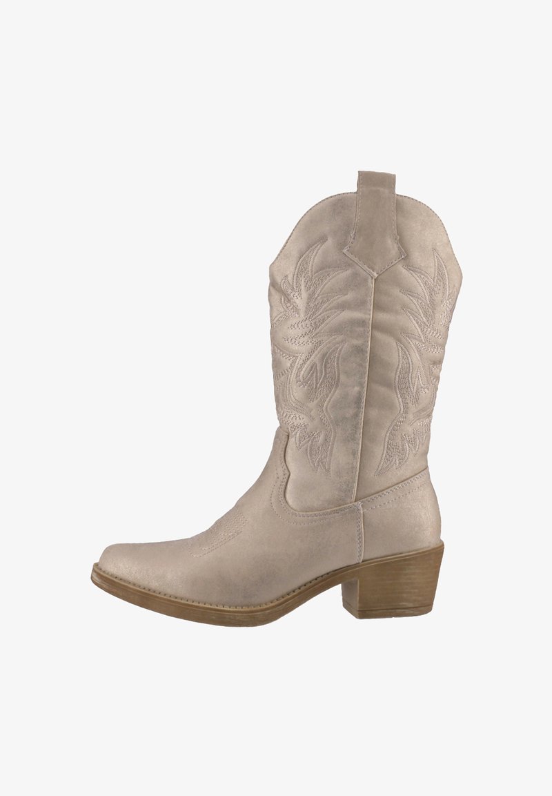 Bota de vaquero beige hecha de cuero sintético con una parte superior curva, intrincados patrones florales bordados y un tacón cuadrado. Textura suave.