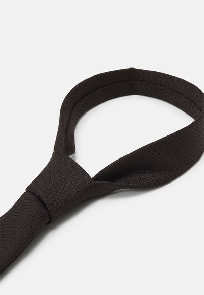 Svart fluga i texturerat tyg. Har en slät, knuten design och ett justerbart halsband för en säker passform.