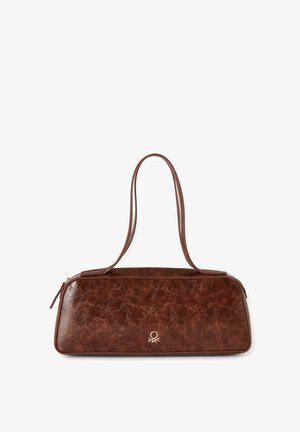 Braune, strukturierte Handtasche in rechteckiger Form, mit zwei langen Griffen und einem goldenen Logoakzent auf der Vorderseite. Reißverschlussverschluss oben.
