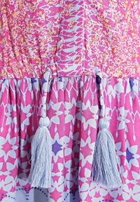 happy girls mit verdeckter Knopfleiste und Tasseln - Vardagsklänning - fuchsia