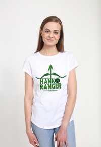 Hvid t-shirt med kortærmer, der har et grønt grafisk design med teksten "HANK the RANGER" og "Dungeons & Dragons" nedenfor.