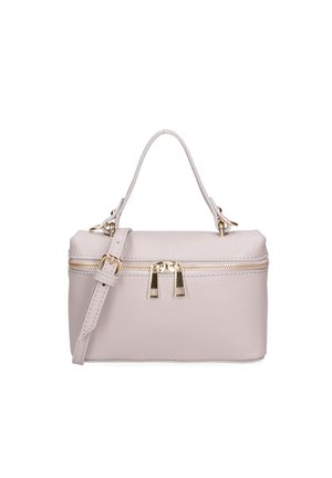 Hellgraue Lederhandtasche rechteckiger Form mit doppeltem goldfarbenem Reißverschluss, oberem Griff und verstellbarem Schulterriemen vor weißem Hintergrund.