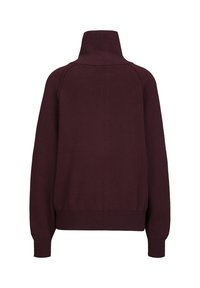 Gebreide trui in diep bordeauxrood, met een hoge geribbelde kraag, lange mouwen en een relaxte pasvorm met geribbelde manchetten en zoom.