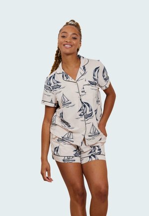 Ensemble de pyjama en tissu clair à manches courtes avec un motif de voilier bleu. Chemise à boutons avec col et shorts assortis. Matière douce et légère.
