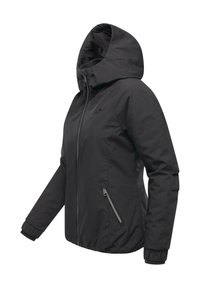 Czarna kurtka z kapturem, z zamkiem błyskawicznym z przodu i kieszenią na zamek z boku, długie rękawy i elastyczne mankiety, pokazana na białym tle.