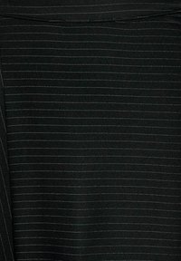 Crni materijal s okomitiming srebrnim prugama, sa mekim teksturom i glatkim završetkom. Dizajn ima suptilni sjaj.