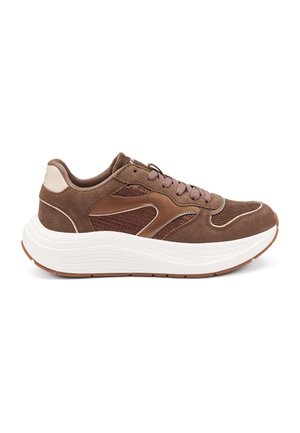 Baskets de sport marron avec une tige en daim et en mesh, design texturé, languette rembourrée et semelle blanche épaisse avec des détails rainurés.