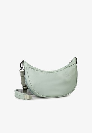 Hellgrüne, halbmondförmige Umhängetasche mit verstellbarem Riemen und dezent geprägtem Logo auf glatter Stoffoberfläche.