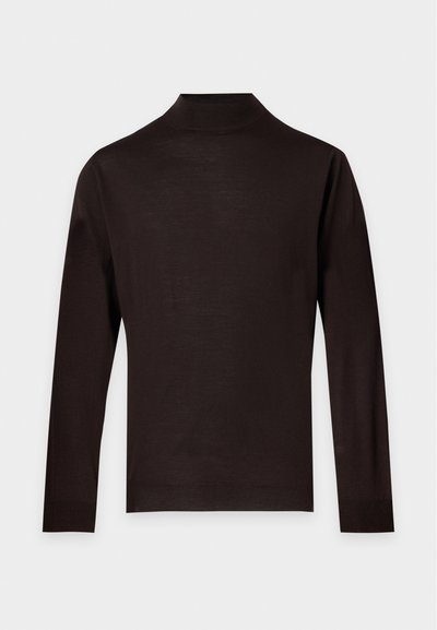 Pull col roulé marron foncé à manches longues, coupe ajustée, avec poignets et col côtelés sur fond clair.