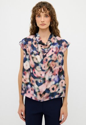 Mouwloze blouse van lichtgewicht, gedrapeerd materiaal met een bloemenpatroon in roze, marineblauw en groen, voorzien van een halterhals en een zachte textuur.