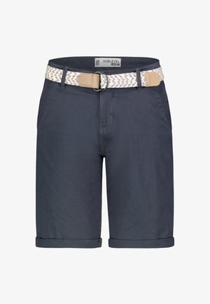 Dunkelblaue Shorts aus leichtem Stoff, mit einem geflochtenen Gürtel in mitgeliefertem Tan-Akzent. Die Säume sind ordentlich umgeschlagen.