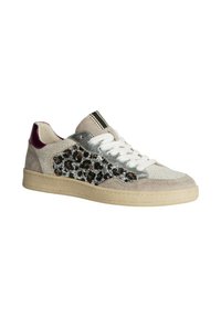 Zapatilla gris y beige con un acento de estampado de leopardo, materiales texturizados, cordones blancos y una suela de goma. Detalle del talón en morado y lengua a rayas.