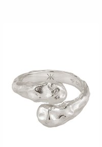 Silberring mit strukturiertem, organischem Design; verfügt über zwei abgerundete Enden, die nahtlos ineinander übergehen. Gravierte Details auf dem inneren Ringband.