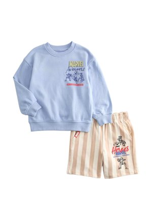 Jasnoniebieska bluza Marvel Avengers z szkicami superbohaterów oraz beżowe szorty w paski z grafikami Marvel Heroes i Avengers.