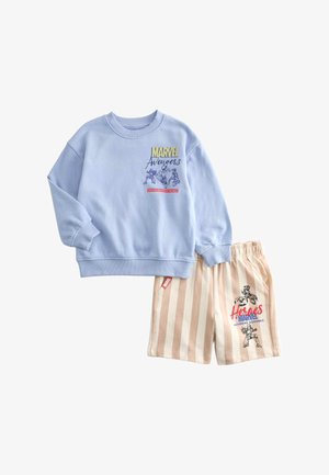 Lichtblauwe Marvel Avengers sweater met schetsen van superhelden en beige gestreepte shorts met Marvel Heroes en Avengers afbeeldingen.