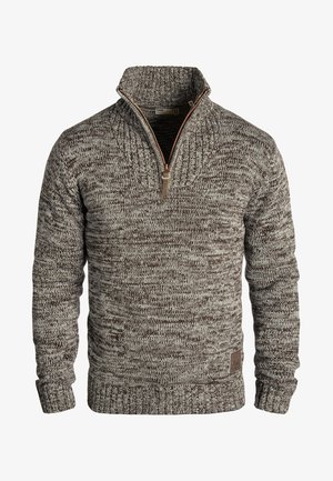 Gebreide trui met een hoge kraag en kwart ritssluiting in een mix van bruin en grijs tinten, met een ribbelstructuur en een klein merklabel.