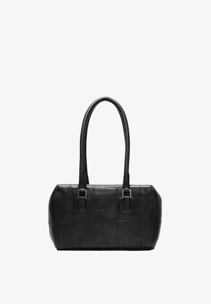 Borsa a tracolla in pelle nera con forma rettangolare, texture liscia, motivo a logo in rilievo, doppio manico robusto e dettagli in metallo argentato.