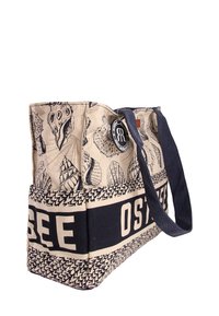 Sac fourre-tout en toile beige avec des illustrations de coquillages noirs, une bande d'accent en marine avec "OSTSEE" et des bretelles assorties.
