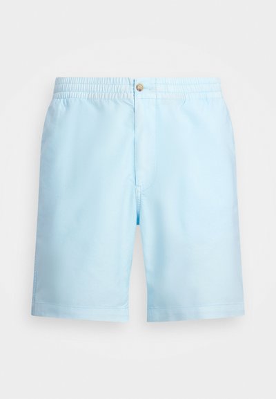 Shorts bleu clair en tissu lisse avec une taille élastique et un bouton à l'avant. Présente des poches latérales et une coupe droite.