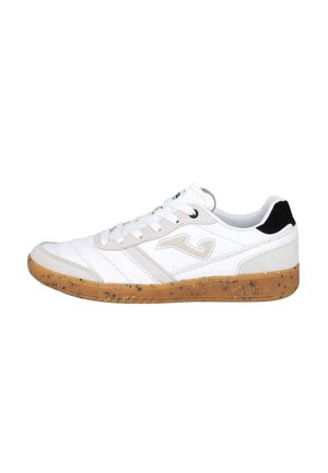 Zapatilla blanca de caña baja con detalles en beige y negro, suela de goma moteada, logo lateral y cordones blancos, mostrada desde el lado exterior.