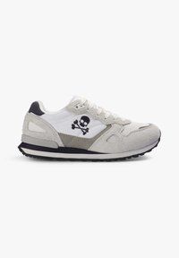 Zapatillas grises con detalles en textil y ante blanco, que presentan un logo de calavera y huesos cruzados en negro, paneles de malla y una suela de goma.