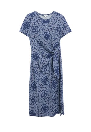 Niebieska sukienka z krótkim rękawem z białymi wzorami paisley i kwiatowymi, z okrągłym dekoltem i detalem z materiałowym paskiem w talii.