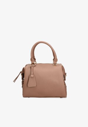 Middelgrote taupekleurige leren handtas met twee handvatten, gouden hardware, een ritssluiting en een bijpassend leren label bevestigd aan een handvat.