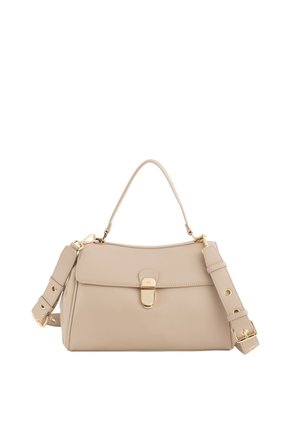 Beige Lederhandtasche mit Tragegriff oben, verstellbarem Schulterriemen und Verschluss mit goldfarbenem Verschluss an der vorderen Klappe.