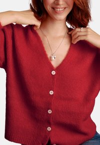 Roter, weicher Strickcardigan mit V-Ausschnitt, kurzen Ärmeln und fünf hellen Knöpfen an der Vorderseite. Detaillierte Textur und lässige Passform.