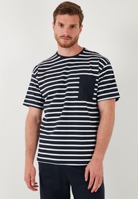 Marineblauw en wit gestreept T-shirt van katoen, met een ronde halslijn, korte mouwen en een borstzak aan de linkerkant.