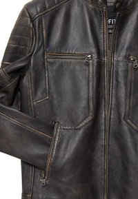 Zwarte leren jack met een rits aan de voorkant, twee borstzakken, gequiltte schouderaccenten en een gladde, gestructureerde afwerking.